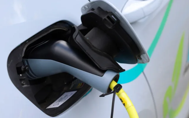 FOTO: Třináct nových stožárů veřejného osvětlení pro dobíjení elektromobilů vzniklo na Vinohradech