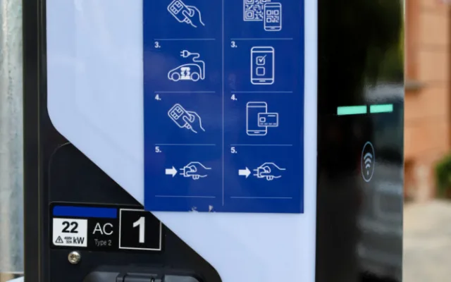 FOTO: Třináct nových stožárů veřejného osvětlení pro dobíjení elektromobilů vzniklo na Vinohradech