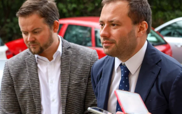 FOTO: Třináct nových stožárů veřejného osvětlení pro dobíjení elektromobilů vzniklo na Vinohradech