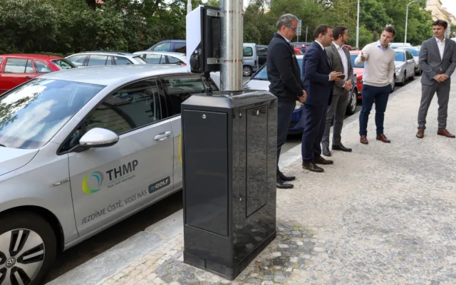 FOTO: Třináct nových stožárů veřejného osvětlení pro dobíjení elektromobilů vzniklo na Vinohradech