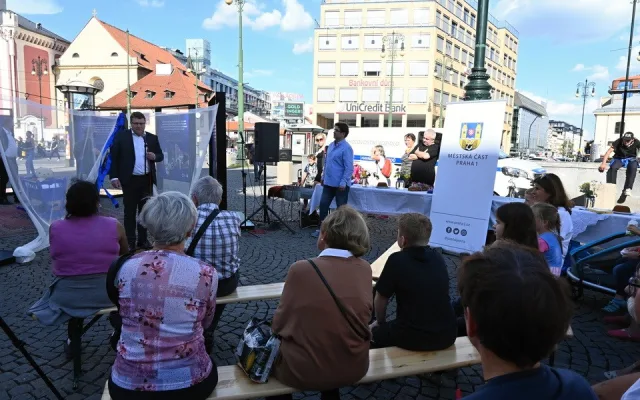 FOTO: Na náměstí republiky otevřeli výstavu týkající se krátkodobého ubytování v centru Prahy