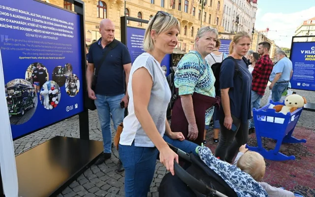 FOTO: Na náměstí republiky otevřeli výstavu týkající se krátkodobého ubytování v centru Prahy