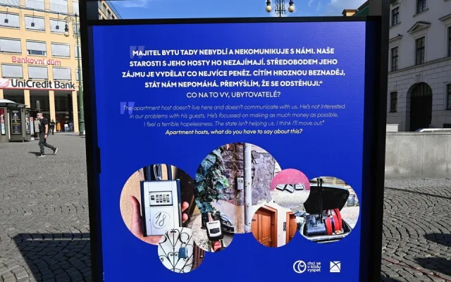 FOTO: Na náměstí republiky otevřeli výstavu týkající se krátkodobého ubytování v centru Prahy
