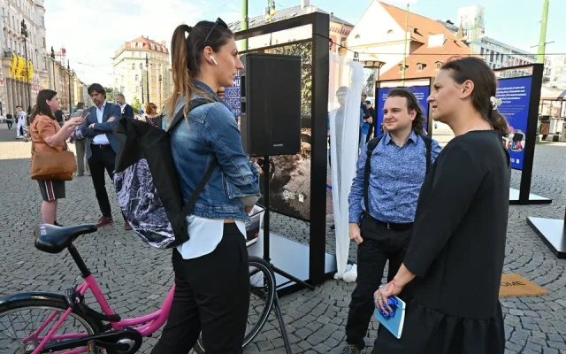 FOTO: Na náměstí republiky otevřeli výstavu týkající se krátkodobého ubytování v centru Prahy