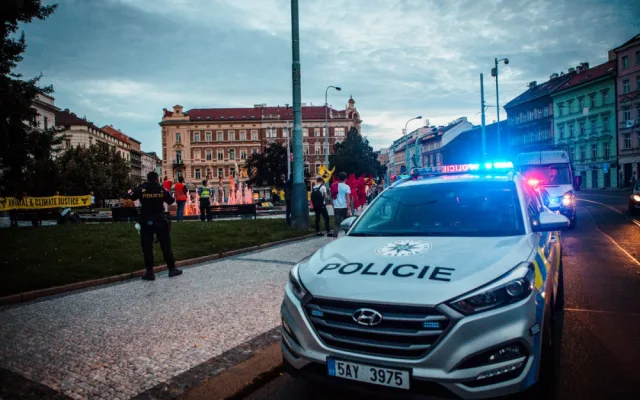 FOTO: Aktivisté obarvili vodu ve fontáně v Praze na červeno. Chtějí zákaz živočišných produktů