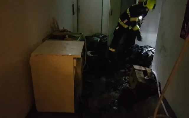 FOTO: Při požáru sklepa v Praze bylo evakuováno osmnáct osob včetně dětí