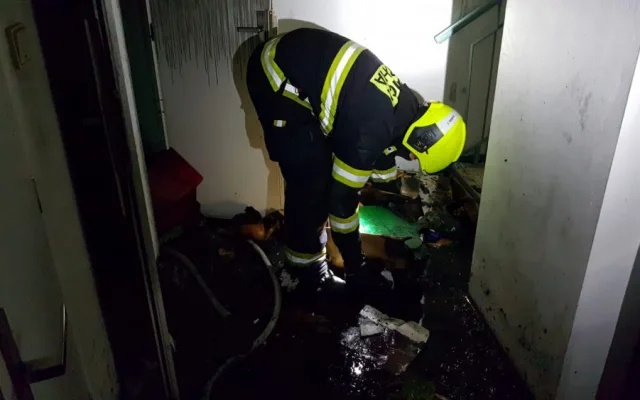 FOTO: Při požáru sklepa v Praze bylo evakuováno osmnáct osob včetně dětí