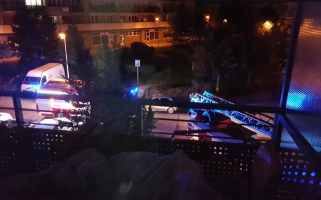 FOTO: Při požáru sklepa v Praze bylo evakuováno osmnáct osob včetně dětí