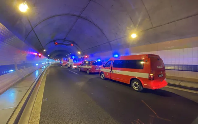 FOTO: V Bubenském tunelu hořelo odpoledne auto. Hasiči požár rychle lokalizovali