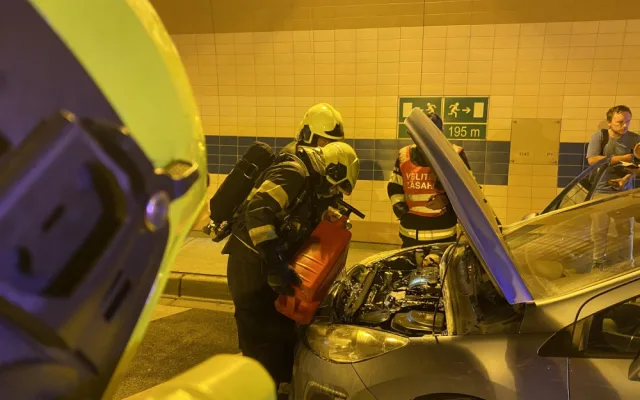 FOTO: V Bubenském tunelu hořelo odpoledne auto. Hasiči požár rychle lokalizovali