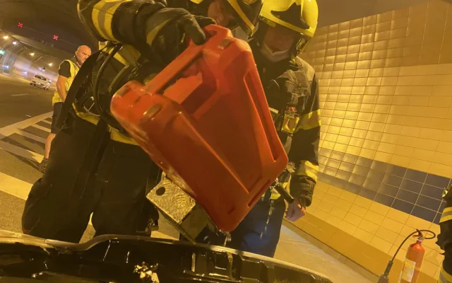 FOTO: V Bubenském tunelu hořelo odpoledne auto. Hasiči požár rychle lokalizovali