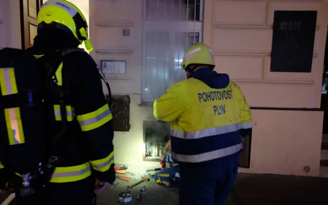 FOTO: V domě v Praze dnes hořelo. Hasiči kvůli masivnímu úniku plynu evakuovali obyvatele