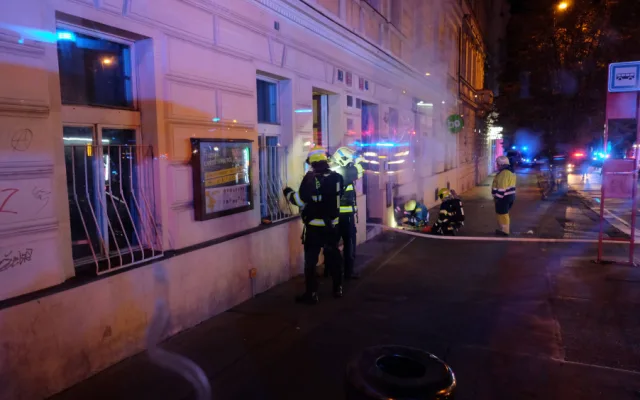 FOTO: V domě v Praze dnes hořelo. Hasiči kvůli masivnímu úniku plynu evakuovali obyvatele
