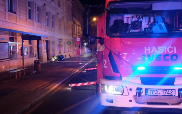 FOTO: V domě v Praze dnes hořelo. Hasiči kvůli masivnímu úniku plynu evakuovali obyvatele