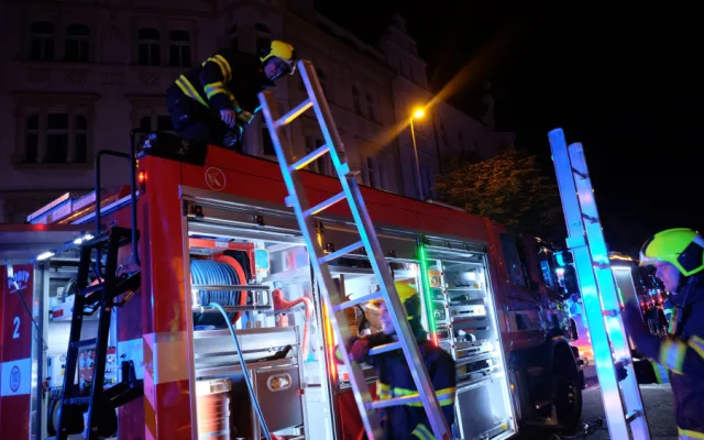 FOTO: V domě v Praze dnes hořelo. Hasiči kvůli masivnímu úniku plynu evakuovali obyvatele