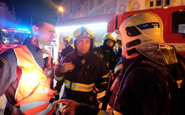 FOTO: V domě v Praze dnes hořelo. Hasiči kvůli masivnímu úniku plynu evakuovali obyvatele
