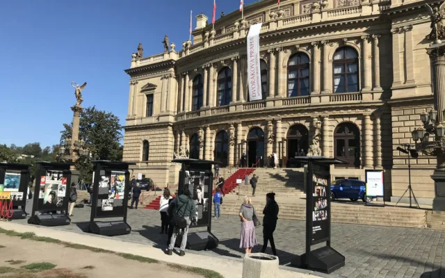 FOTO, VIDEO: V pražském Rudolfinu dnes probíhá loučení s Jiřím Menzelem
