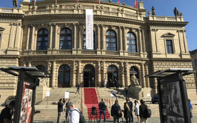 FOTO, VIDEO: V pražském Rudolfinu dnes probíhá loučení s Jiřím Menzelem