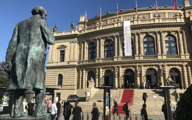 FOTO, VIDEO: V pražském Rudolfinu dnes probíhá loučení s Jiřím Menzelem