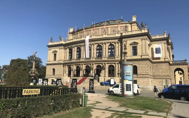 FOTO, VIDEO: V pražském Rudolfinu dnes probíhá loučení s Jiřím Menzelem