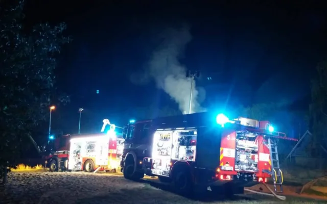 FOTO: Pražští hasiči dnes v noci zasahovali u požáru chaty. Příčina požáru není známá