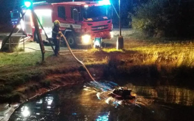 FOTO: Pražští hasiči dnes v noci zasahovali u požáru chaty. Příčina požáru není známá