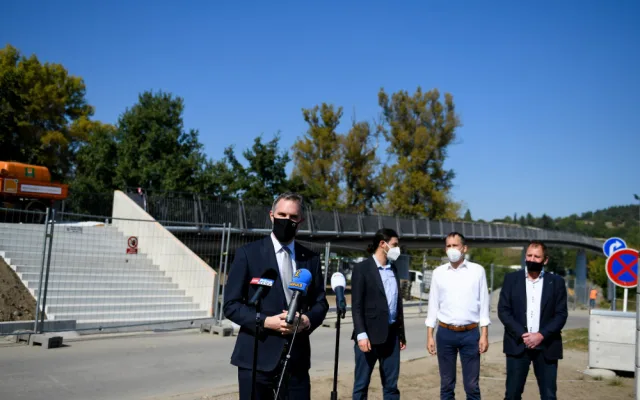 FOTO: Na Trojské lávce včera začaly zatěžovací zkoušky. Pro veřejnost se otevře v říjnu
