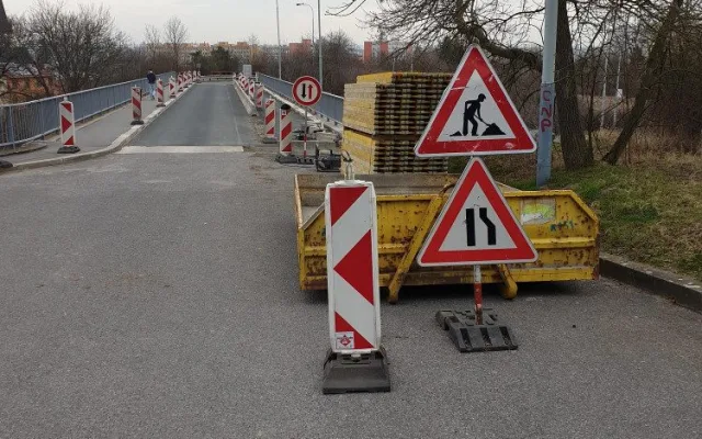 FOTO: Most přes Jeremiášovu ulici byl dokončen o měsíc dříve