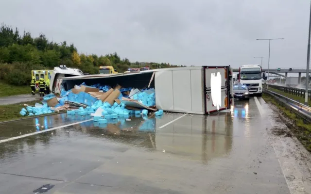 FOTO: Převrácený kamion na Pražském okruhu zablokoval všechny pruhy