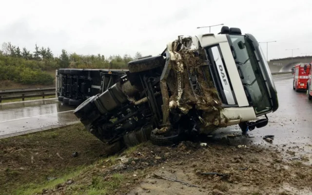 FOTO: Převrácený kamion na Pražském okruhu zablokoval všechny pruhy
