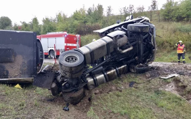 FOTO: Převrácený kamion na Pražském okruhu zablokoval všechny pruhy