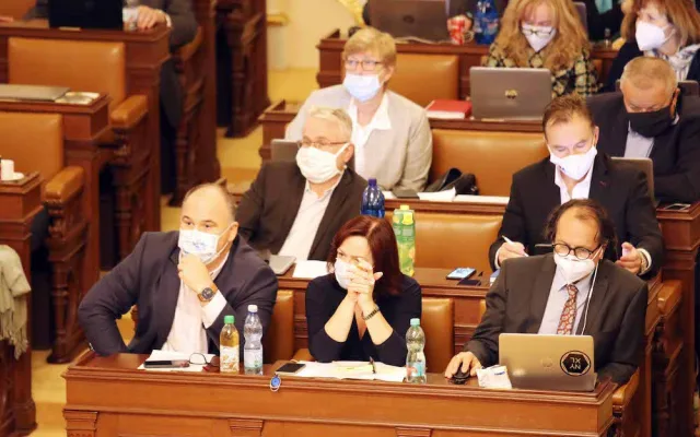 FOTO: Vláda schválila nouzový stav