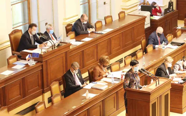 FOTO: Vláda schválila nouzový stav
