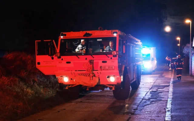 FOTO: Hasiči zasahovali u požáru garáže v Praze 6, při kterém byl zraněn jeden člověk