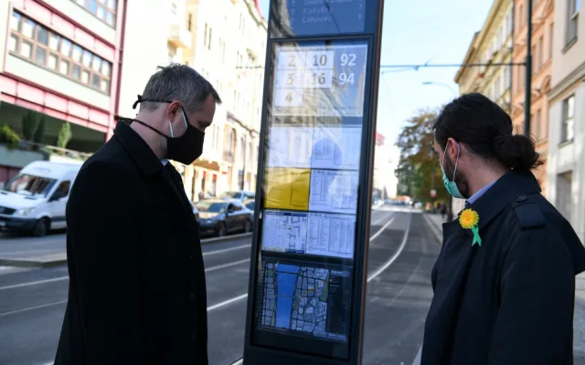FOTO: Nový zastávkový označník na Palackého náměstí ukáže aktuální časy příjezdů i mapy okolí