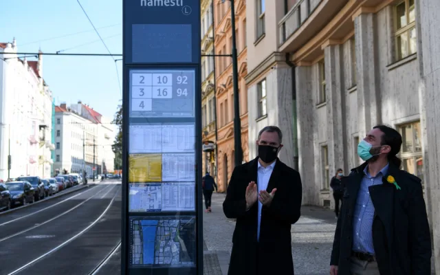 FOTO: Nový zastávkový označník na Palackého náměstí ukáže aktuální časy příjezdů i mapy okolí