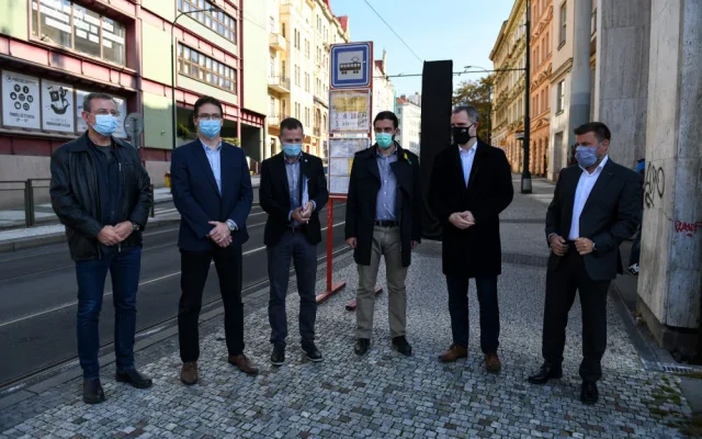 FOTO: Nový zastávkový označník na Palackého náměstí ukáže aktuální časy příjezdů i mapy okolí