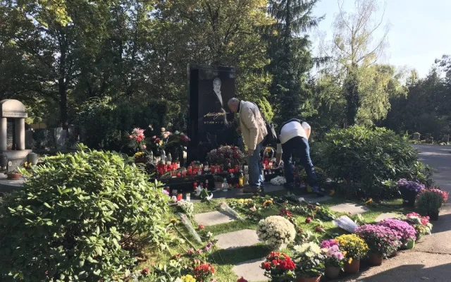 FOTO, VIDEO: Od smrti Karla Gotta uběhl přesně rok. Lidé dnes si dnes připomněli Mistra