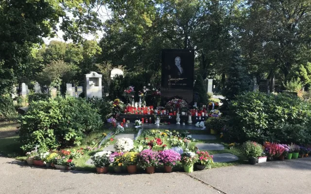 FOTO, VIDEO: Od smrti Karla Gotta uběhl přesně rok. Lidé dnes si dnes připomněli Mistra