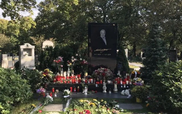 FOTO, VIDEO: Od smrti Karla Gotta uběhl přesně rok. Lidé dnes si dnes připomněli Mistra