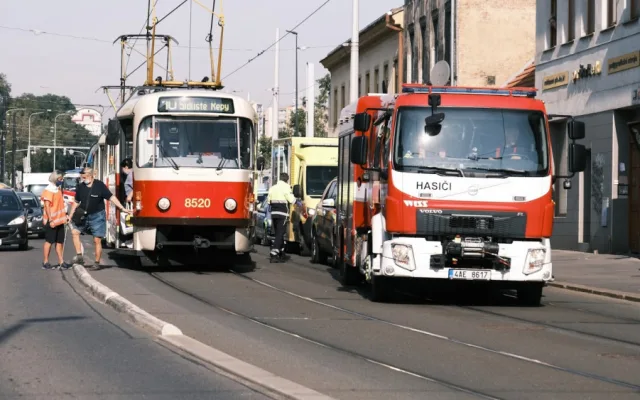 AKTUÁLNĚ: V ulici Zenklova se srazil vůz technických služeb s tramvají. Ulice je nyní uzavřena