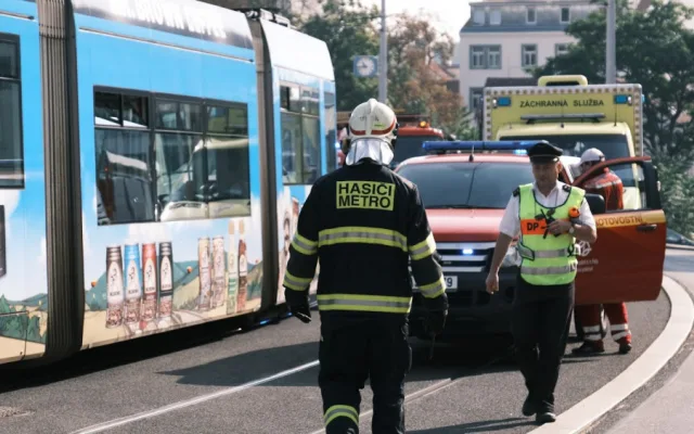 AKTUÁLNĚ: V ulici Zenklova se srazil vůz technických služeb s tramvají. Ulice je nyní uzavřena