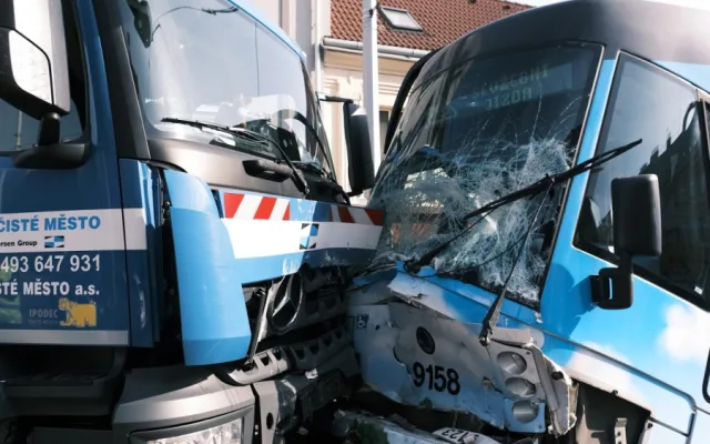 AKTUÁLNĚ: V ulici Zenklova se srazil vůz technických služeb s tramvají. Ulice je nyní uzavřena