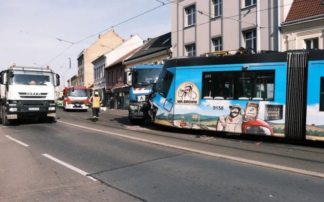 AKTUÁLNĚ: V ulici Zenklova se srazil vůz technických služeb s tramvají. Ulice je nyní uzavřena