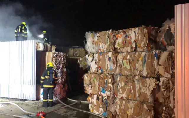FOTO: U požáru balíků papíru včera v Praze 10 zasahovaly tři jednotky hasičů