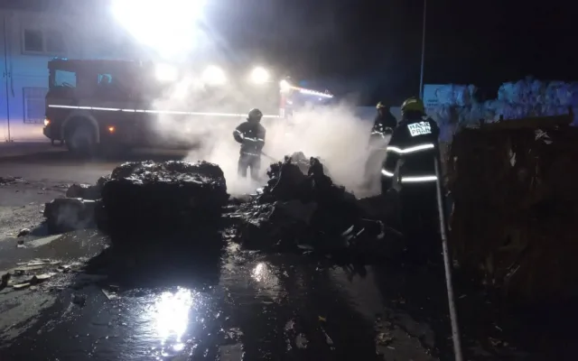 FOTO: U požáru balíků papíru včera v Praze 10 zasahovaly tři jednotky hasičů