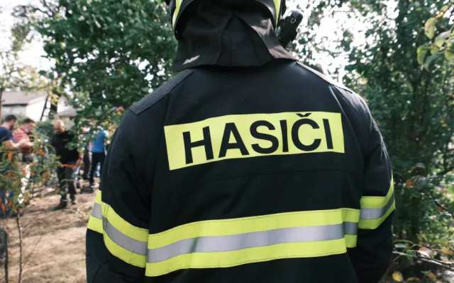 AKTUÁLNĚ: Hasiči našli ve vyhořelé chatě na pražském Žižkově torzo lidského těla
