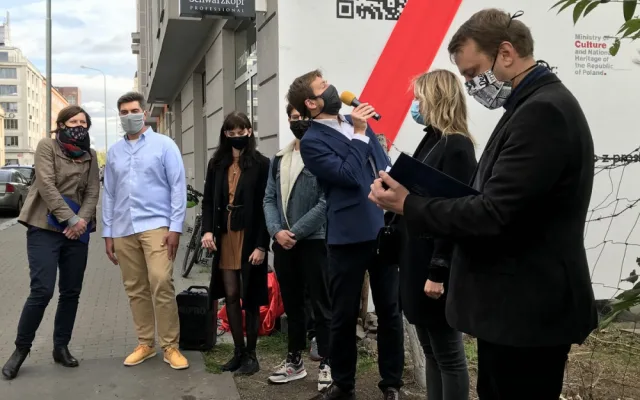 FOTO, VIDEO: V Holešovicích vznikla nástěnná malba. Symbolizuje přátelství Česka a Polska