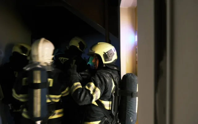 FOTO, VIDEO: Hasiči evakuovali kvůli požáru bytu v Praze 11 celkem třicet lidí
