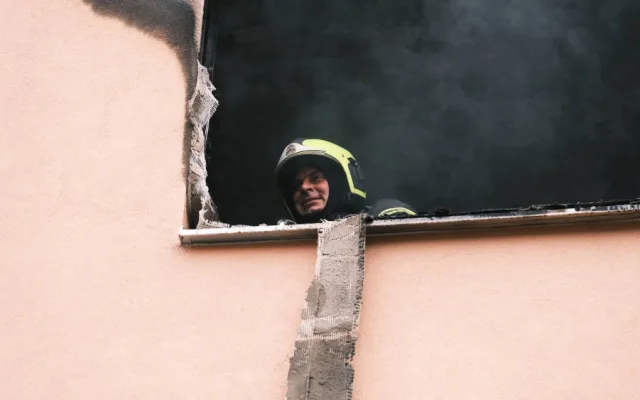 FOTO, VIDEO: Hasiči evakuovali kvůli požáru bytu v Praze 11 celkem třicet lidí